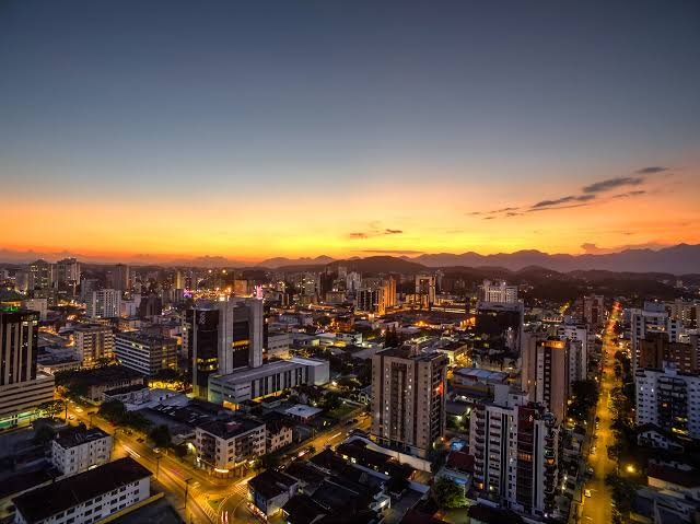 Vista aérea de Joinville ao entardecer